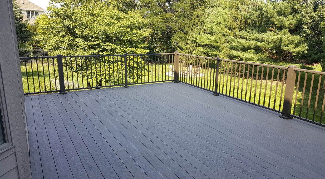Well-maintained composite deck with aluminum railings